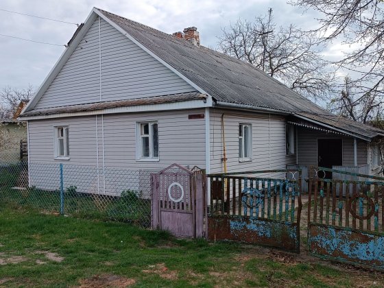 Здам 4х кімнатну хату без зручностей, є газ, світло, вода, великий сад та город Сарни