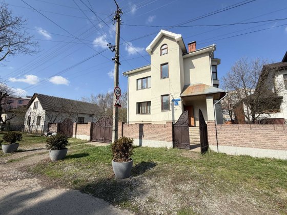 Здається просторий будинок (260 м²), 3 поверхи, вул. Биха, поруч школа «Перша Ластівка». Ивано-Франковск