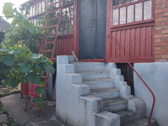 Сдам половину дома с отдельным входом ,есть 2 комнаты,кухня,веранда Кривий Ріг