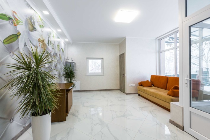 Оренда окремого будинку 380м2 - 12 кімнат на Рясне, м. Львів. Заїзд - фото 1