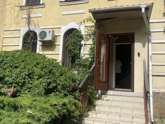 Сдам дом в центре города 4 к ,150 м гараж,подвал,двор , животных можно Одеса