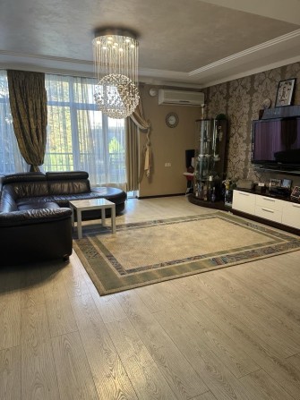 Сдам дом 200 м 5 к,море 5 мин,двор с качелей ,мангал,гараж на 2 авто, - фото 1