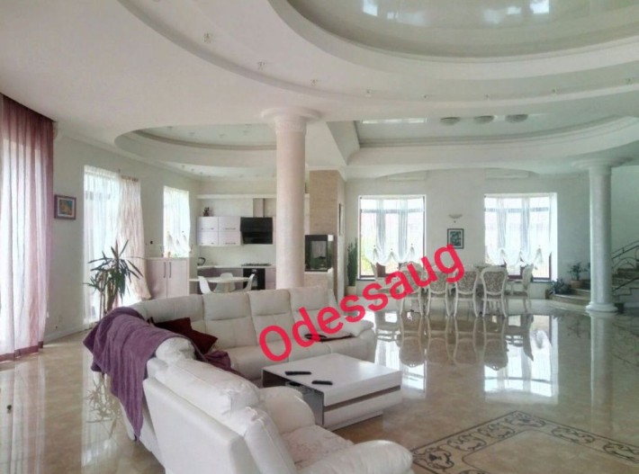 Сдам Роскошный Дом с Бассейном в Совиньоне,   Красивый участок 14 сото - фото 1