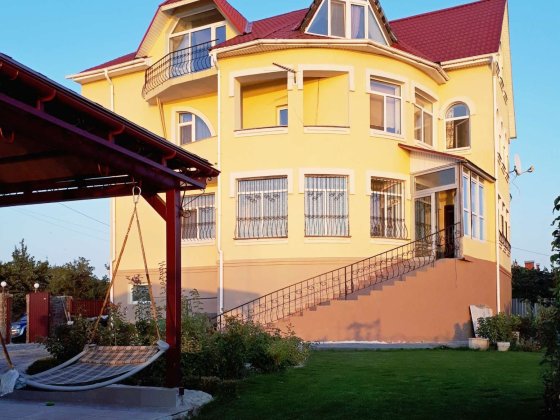 Здам Будинок на березi Дніпра.Можна пiд ITкомпанiю.2 км.метро Осокорки Киев