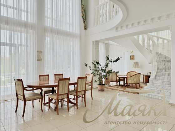 Аренда 3х-этажного дома 492 м² с бассейном Лесники Обуховское направление, Киевская область