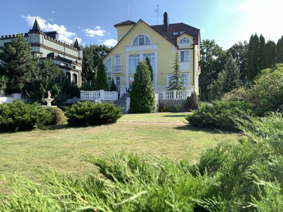 Будинок з басейном, Лісники, генератор Лісники