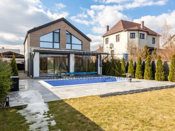 Пропонується в оренду сучасний двоповерховий будинок з басейном. До Києва — 20 хвилин на авто. Глеваха