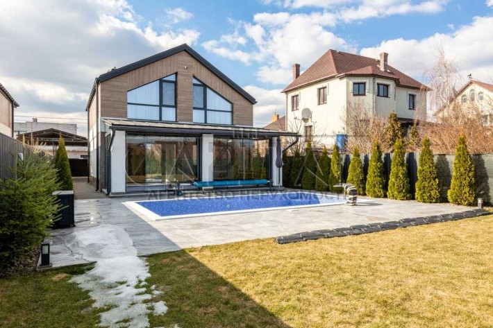 Пропонується в оренду сучасний двоповерховий будинок з басейном. До Києва — 20 хвилин на авто. - фото 1