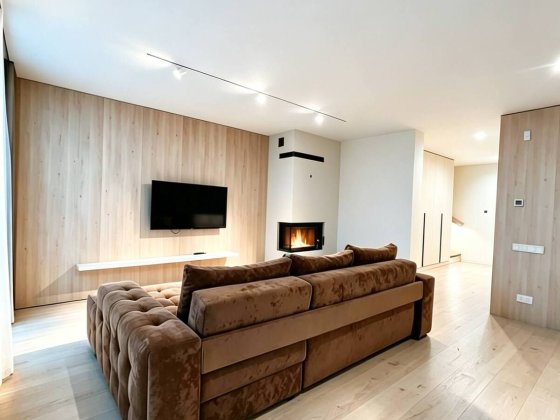 Оренда триповерхового котеджу у Брюховичах з власною терасою . Брюховичи