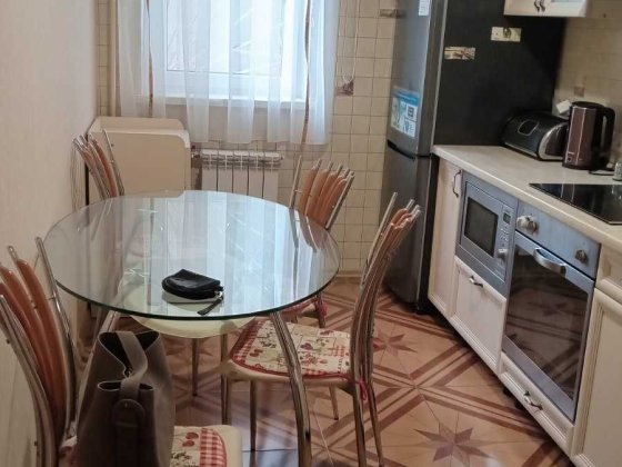 Сдам на год и более 3 комнатную с капитальным ремонтом Черноморск