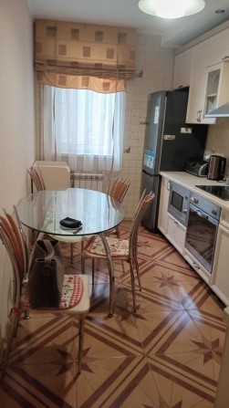 Сдам на год и более 3 комнатную с капитальным ремонтом - фото 1