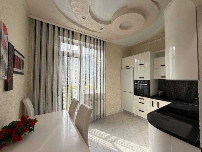 Сучасна 2х кімнатна квартира на Виставці! - фото 1