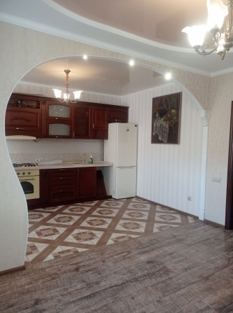 Сучасна 1-кімнатна квартира з кухнею-студією та окремою спальнею . Виставка - фото 1