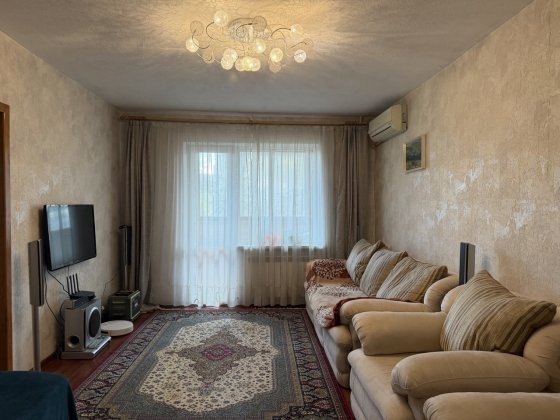 Продається простора 4 кімнатна квартира на вул. Прирічній, 33, Оболонь. Киев