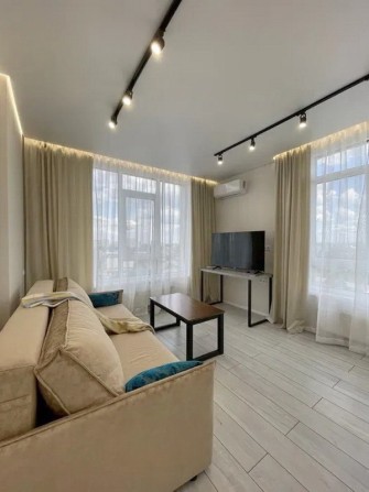 Продаж двохкімнатної квартири з ремонтом в ЖК "Сучасний квартал", просп. Любомира Гузара (Комарова), - фото 1