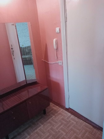 1 комн кварт, центральная часть, 5/5, стир маш, бойлер,кондиц 8000 - фото 1