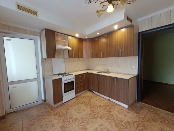 Простора квартира на Східному