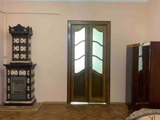 Здається 2х кімнатна квартира з ремонтом, старий фонд Черновцы