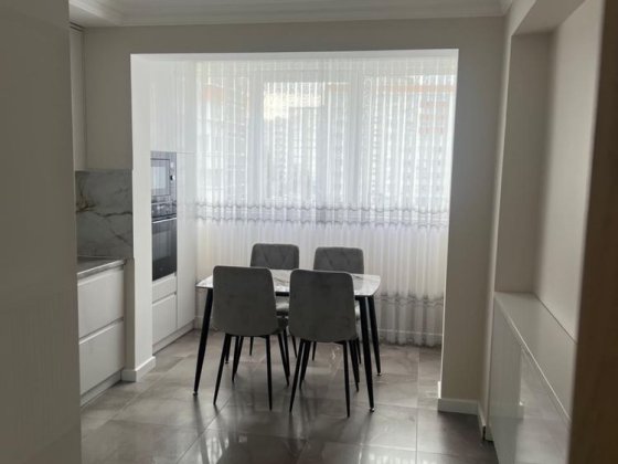 Здається в оренду простора 3-кімнатна квартира (перша здача) по вул. Руська. Черновцы