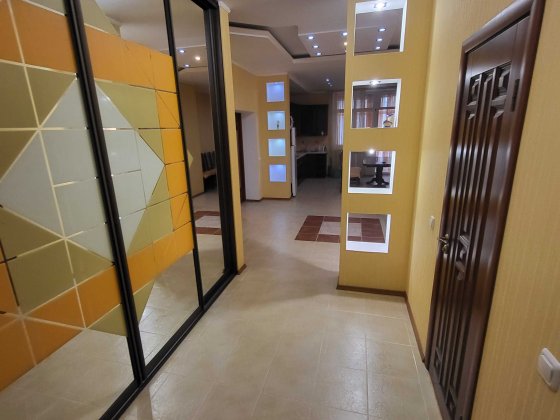 В оренду 3 кімнатна квартира, площою 122м2, поруч з метро Мінська Київ