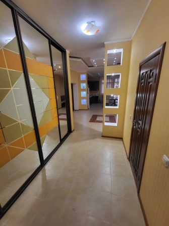 В оренду 3 кімнатна квартира, площою 122м2, поруч з метро Мінська - фото 1