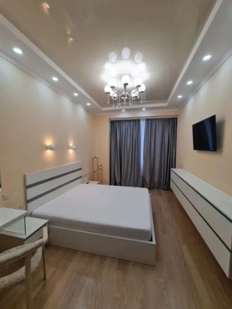 Сдам 2 ком кв ЖК Армейский Парк Победы Паркинг Свет всегда!!! Код710 - фото 1