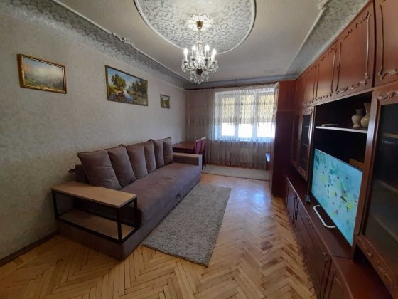 Сдам большую 2х ком кв у м. пл. Конституции, за ТРЦ НИКОЛЬСКИЙ.