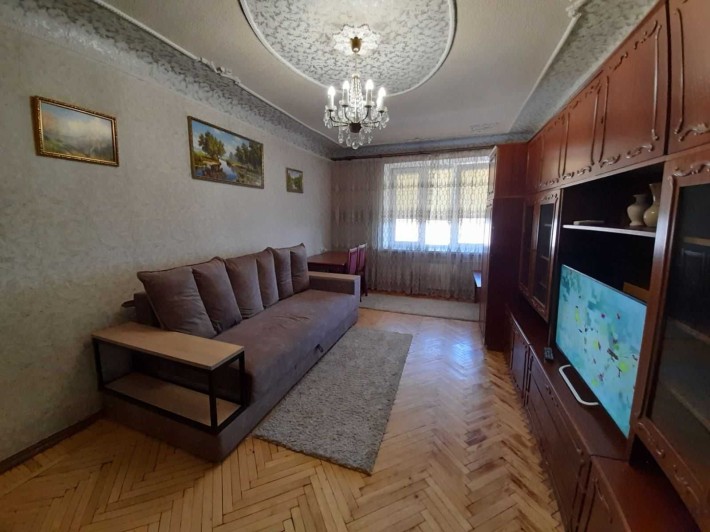 Сдам большую 2х ком кв у м. пл. Конституции, за ТРЦ НИКОЛЬСКИЙ. - фото 1