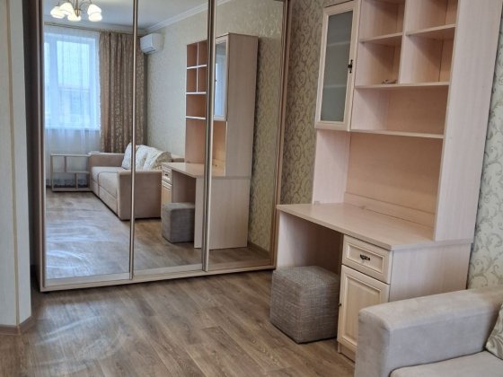 Сдам 1 кв новостр.  метро Защитн. Украины Спортивная 9000 гр.я.