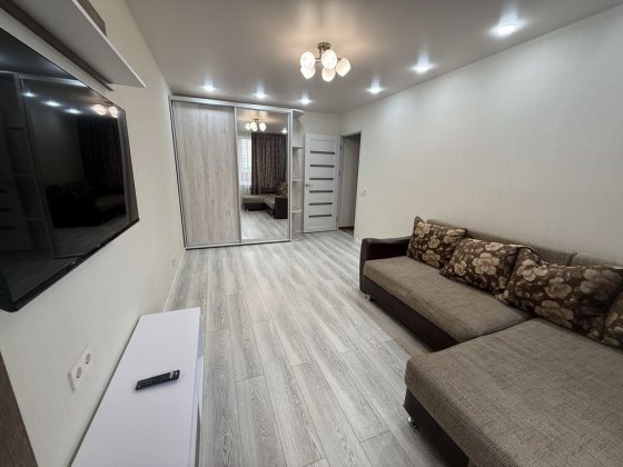 Сдам 2 ком кв 5/12 метро Героев Труда