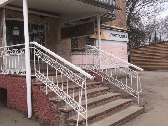 Фасад 40 м², р-н Сім Вітрів, біля Укрпошти. Під аптеку/магазин, зупинка 30м Конотоп