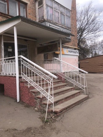 Фасад 40 м², р-н Сім Вітрів, біля Укрпошти. Під аптеку/магазин, зупинка 30м - фото 1