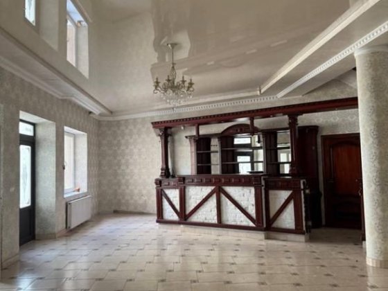 Здається круте велике приміщення в центрі Мукачево