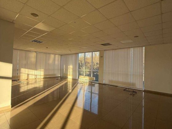Офіс з виглядом на парк. Своя парковка, 800 долларів за м.кв. Хмельницкий