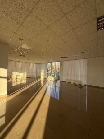 Офіс з виглядом на парк. Своя парковка, 800 долларів за м.кв. - фото 1