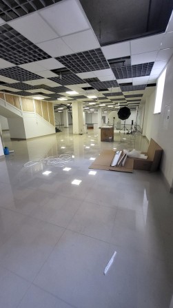 Оренда просторого комерційного приміщення 600 кв.м. в торгівельному центрі - фото 1