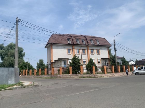 Здається в оренду перший поверх 150м.кв окремо розташованій будівлі