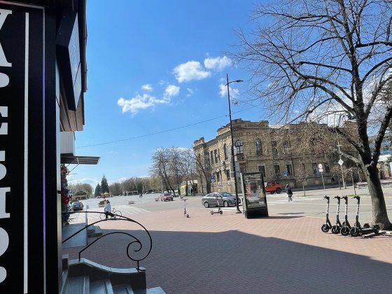 Магазин Соборна 4/28 біля площі, навпроти музею Кременчук