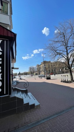 Магазин Соборна 4/28 біля площі, навпроти музею - фото 1
