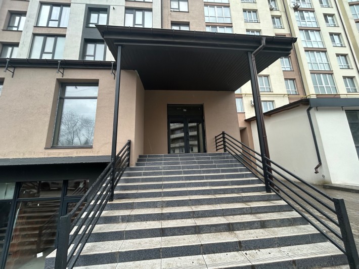 Фасадне комерційне приміщення  — гнучкий формат під будь-який бізнес - фото 1