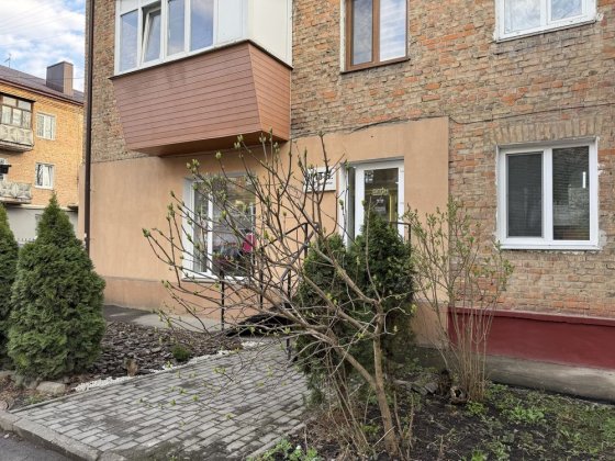Кутове приміщення з парковкою Рівне