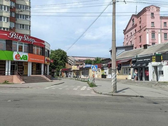 24 м2, прохідне місце, Поділ