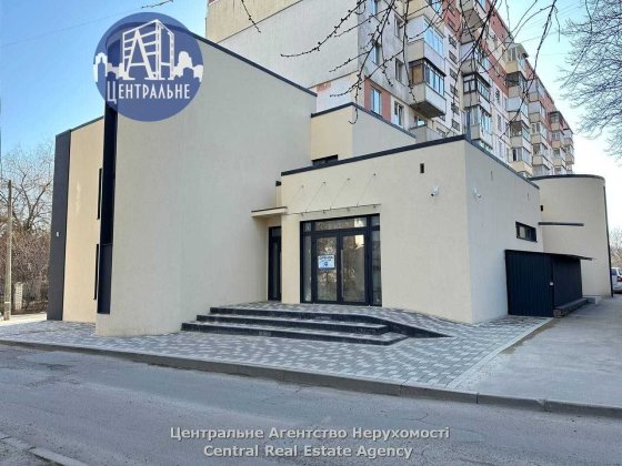 Оренда 1-го поверху будівлі у спальному р-ні, вул. Скальда (Комарова) Черновцы
