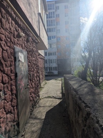 Сухе приміщення в цоколі будинку з окремим входом - фото 1