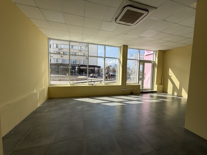 Приміщення на Митниці в хорошій локації - фото 1