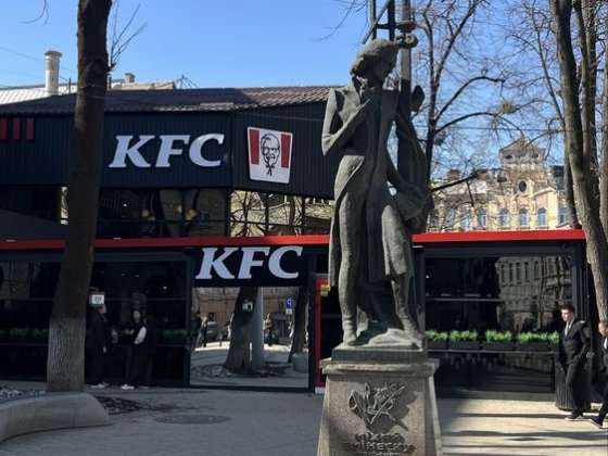 Приміщення в самому центрі, Театральна площа, КFC Чернівці