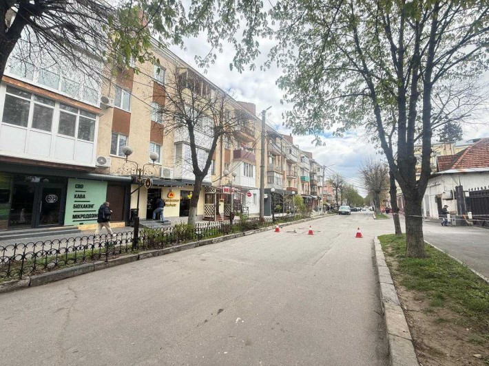 Оренда комерційного приміщення в центрі міста площею 40 кв.м в прохідному місці, з ремонтом, фасадне - фото 1