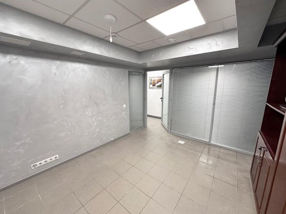 Офіс 18м² зі скляною зоною, Деміївська 10хв , готовий до роботи, світло є завжди