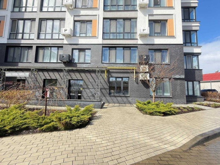 Здається комерційне приміщення в Центрі міста площею 108 кв.м. зроблений ремонт, формат - напівцокол - фото 1