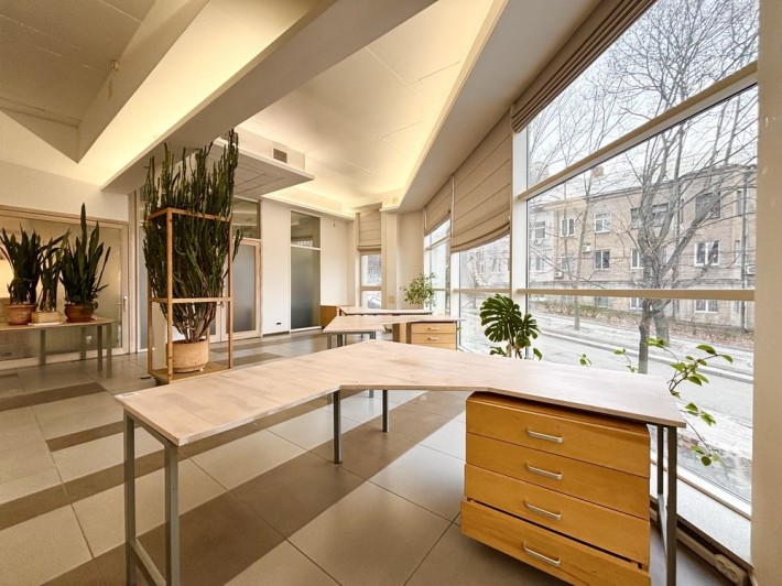 Актуально 1й этаж, офис 110 м2! Сдам в центре! - фото 1